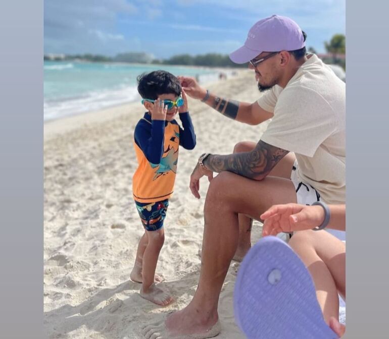 Gustavo Gómez con el pequeño Lucca en las playas de las Bahamas. (Instagram/Gustavo Gómez)
