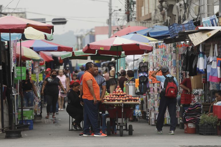 Vendedores informales en el centro de San Salvador (El Salvador). 