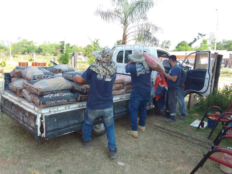 
Un grupo de trabajadores reciben los materiales que utilizan en las obras.