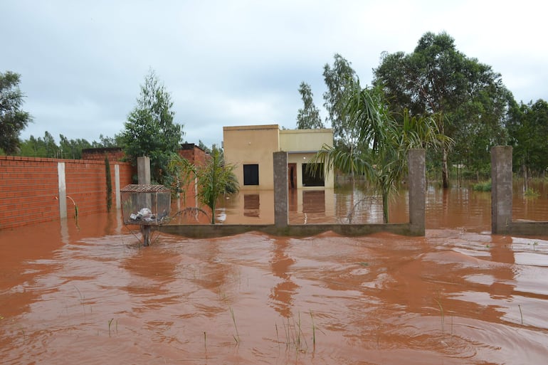 Una construcción de material cocido quedó totalmente inundada en la noche y madrugada de este domingo.