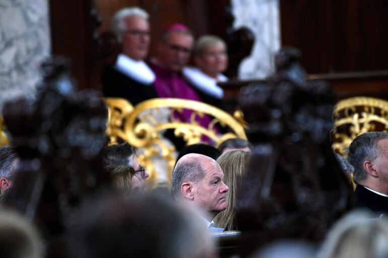 El canciller alemán Olaf Scholz  (c) durante la ceremonia de recordación de la reunificación de Alemania.