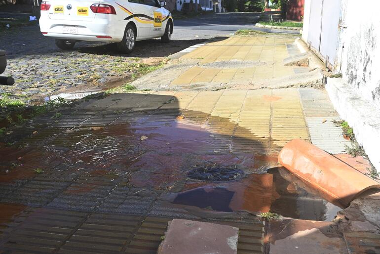 A raíz del robo de medidores, ayer se perdieron litros de agua potable en el barrio Obrero de Asunción.