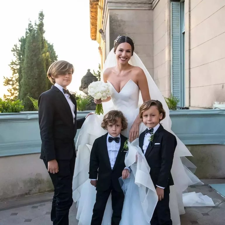 La bella novia y sus hijos varones. Pampita Ardohain, el día del "sí, quiero", hace cuatro años, con hermanos Bautista, Benicio y Beltrán. (Instagram/Hermanitos Vicuña)