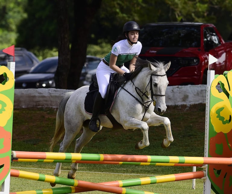 Carla Torres Cárdenas del Centro Ecuestre La Fortaleza con Luna, saltando en la 0.70.