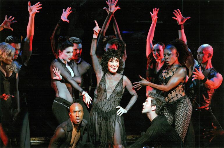 Chita Rivera (centro) durante su presentación en el musical "Chicago" en Broadway.