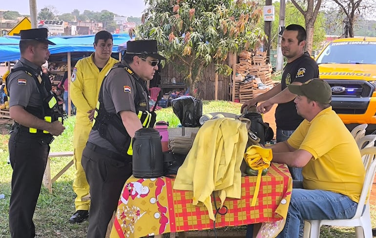 Inspectores de la Patrulla Caminera informan al capitán mayor Arnaldo Maciel (sentado) que debían despejar la ruta.