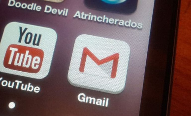 El servicio de correo electrónico de Google Gmail cumple este lunes veinte años, desde que hace dos décadas consiguió revolucionar el mercado al ofrecer un servicio gratuito que contaba con casi 1 gigabyte de almacenamiento por cuenta para que los usuarios pudieran “conservar sus correos para siempre”.