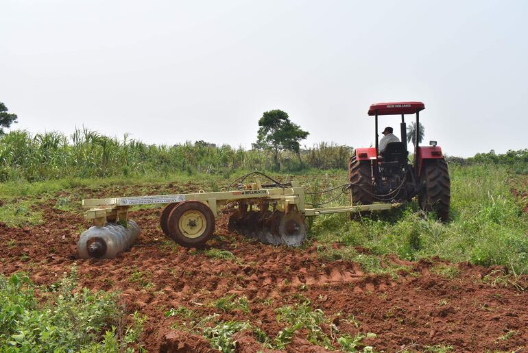 Un tractor agrícola se encuentra en pleno trabajo de rastroneada en una finca de la compañía 2ª Reconstrucción de Villa del Rosario