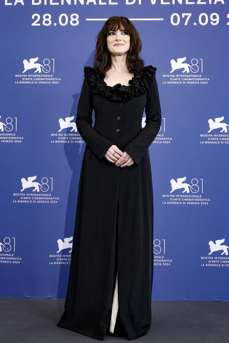 La actriz estadounidense Winona Ryder llegando feliz a la Festival Internacional de Cine de Venecia. (EFE/EPA/FABIO FRUSTACI)
