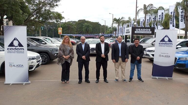 Cecilia Figueredo, Miguel Carrizosa, Javier Zárate, Diego Lovera y Wilfrido Acosta en la inauguración de la XV Expo Usados de CADAM, en el estacionamiento del Pinedo Shopping.