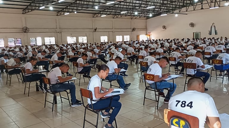 Los aspirantes a la Policía Nacional rinden bajo un estricto controla, según las autoridades.