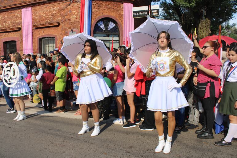 Las chiroleras de la escuela Itauguá 707 utilizaron trajes de color blanco con dorado.