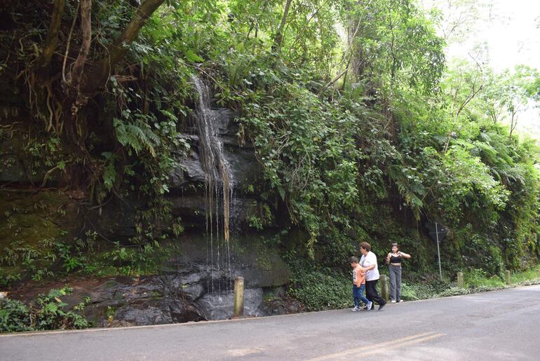 El chorrito de agua natural que es muy visitado en el tramo Paraguarí-Piribebuy.