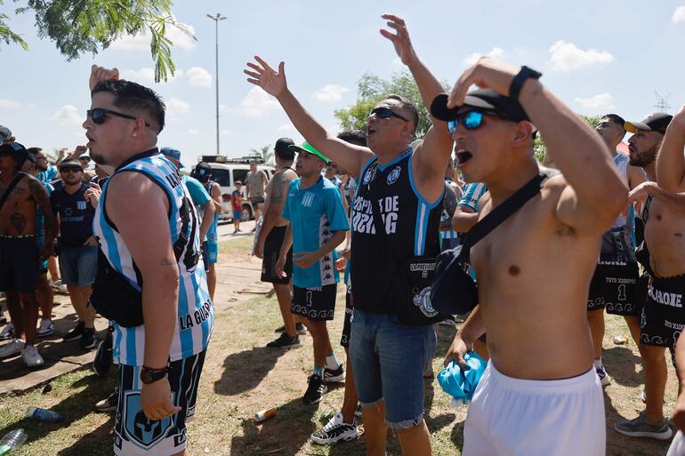 Aficionados del Club Racing de Argentina, llegan para animar a su equipo este sábado en la Costanera Norte de Asunción (Paraguay).