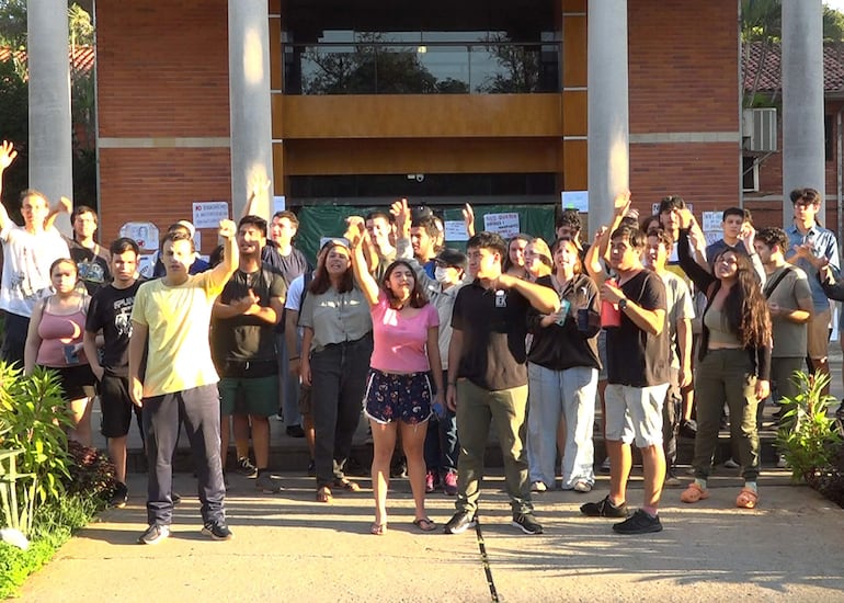 Estudiantes de la UNA tomaron el rectorado y permanecen en vigilia en rechazo al proyecto de ley "Hambre Cero" y por la falta de garantías del gobierno de Santiago Peña para sostener los fondos del Arancel Cero.