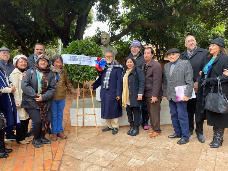 Entrega de una corona de laureles al monolito erigido en honor a Julio Correa.