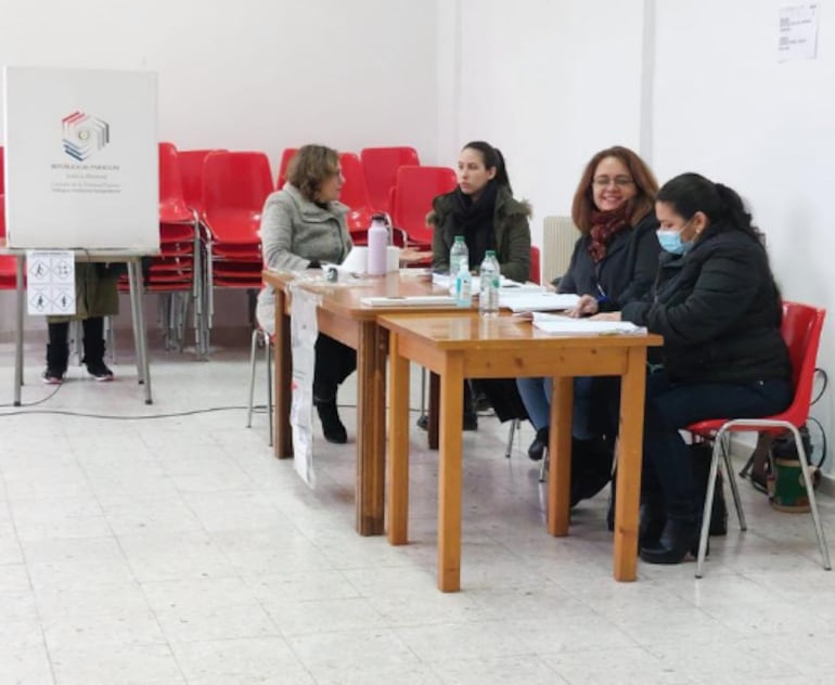 Paraguayos residentes en España ejercen su derecho al voto.