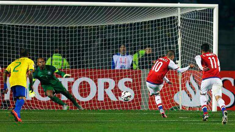 Derlis González (10), jugador de la selección paraguaya, ejecuta un penal ante Brasil.