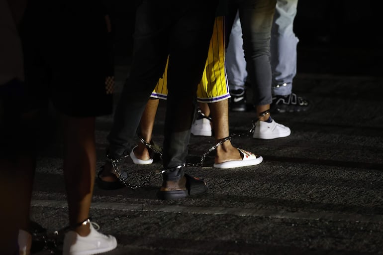 Migrantes llegaron esposados a Panamá luego de ser deportados de los Estados Unidos este martes. Imagen captada en el aeropuerto Marcos A. Gelabert en Ciudad de Panamá.