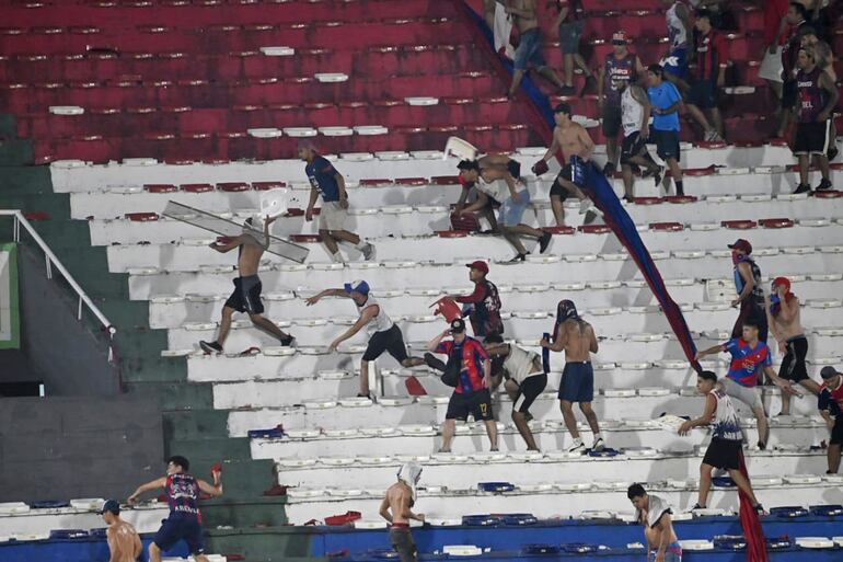 Los incidentes entre los barras de Cerro Porteño en la Gradería Norte durante el partido ante 2 de Mayo en el estadio Defensores del Chaco, en Asunción.