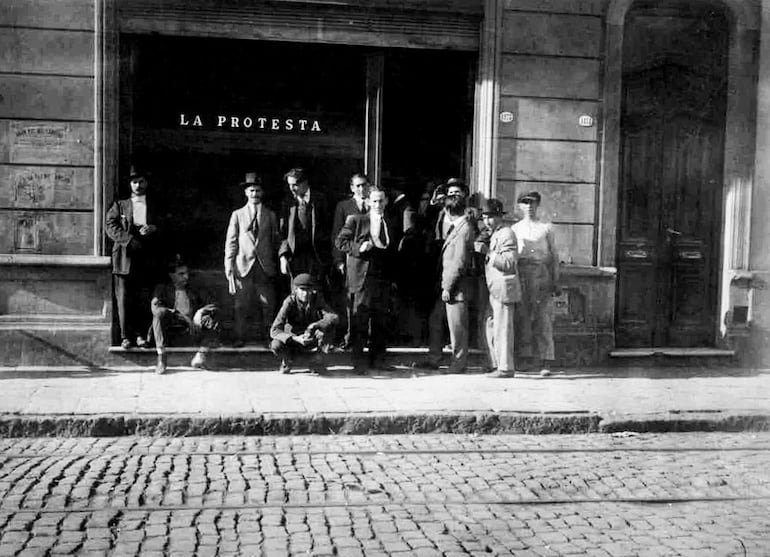 Frente del periódico anarquista "La Protesta", Buenos Aires, c. 1904 (Archivo General de la Nación Argentina)