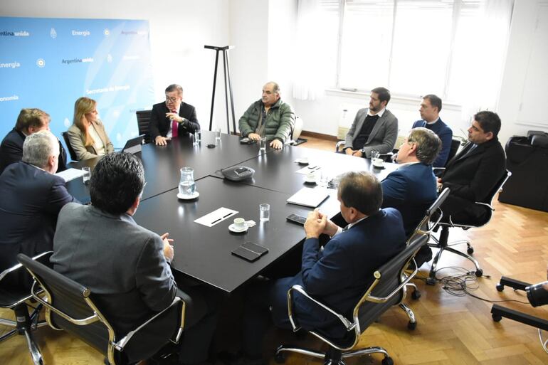 Once personas participaron  de la reunión entre autoridades de la EBY con la ministra secretaria de Energía argentina, Flavia Royón.