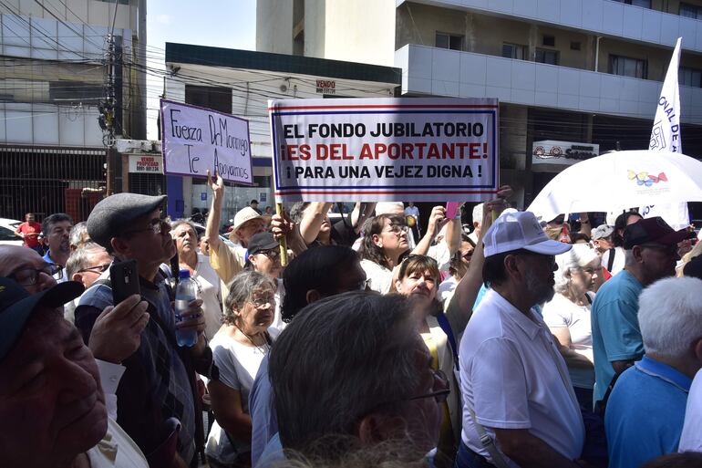 Manifestacion de Jubilados frente a la Caja Central de IPS
Hoy 12 de Setiembre de 2023
Gustavo Machado