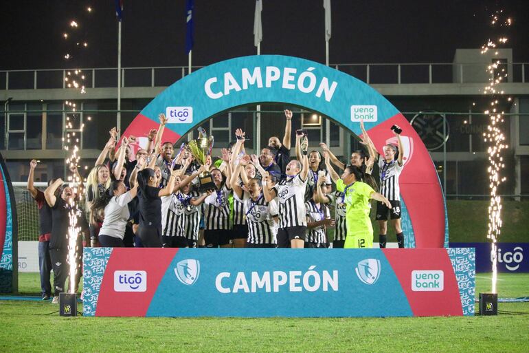 Las jugadoras de Libertad celebran el título de campeón del Campeonato Anual 2024 en el CARFEM, en Ypané.