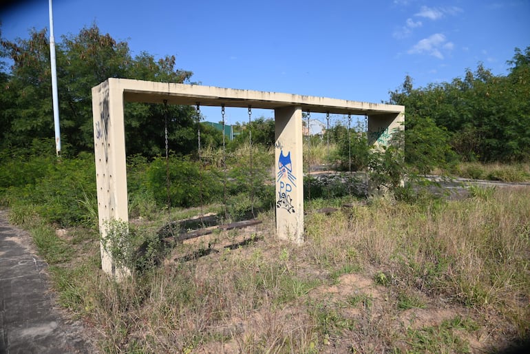 Hamacas entre las malezas del Parque de la Solidaridad, en la zona del puerto de Asunción.