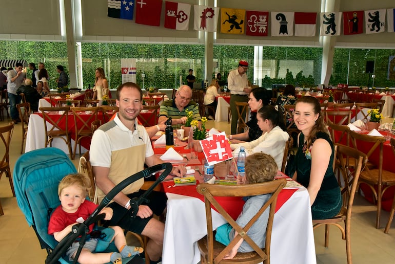 Rodeados de las banderas de los 26 cantones de Suiza, los invitados disfrutan del encuentro.