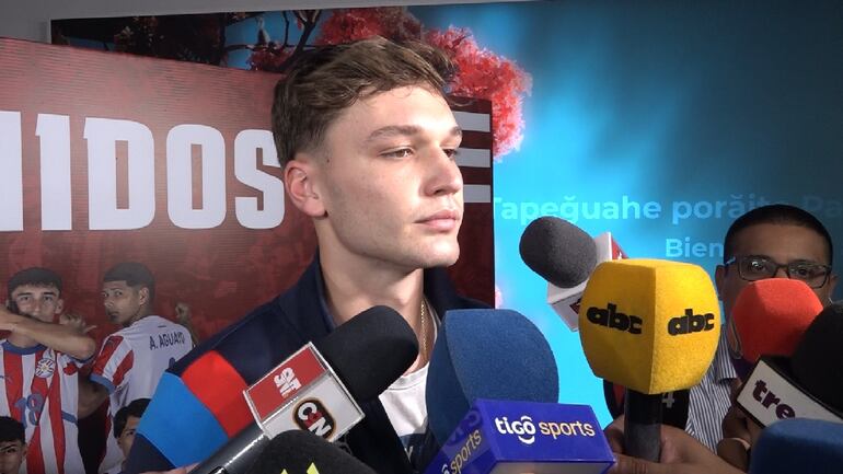 Facundo Insfran, jugador de la selección paraguaya, conversa con los medios al aterrizar en el Aeropuerto Internacional Silvio Pettirossi, en Luque, Paraguay.