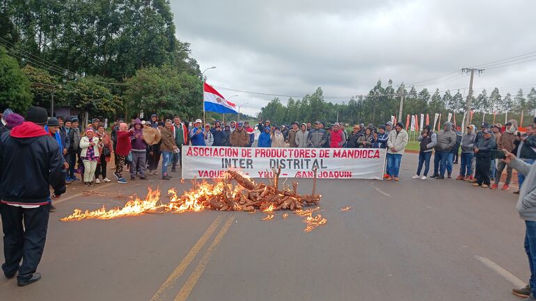 Productores quemaron varios kilos de mandioca sobre la ruta PY13.