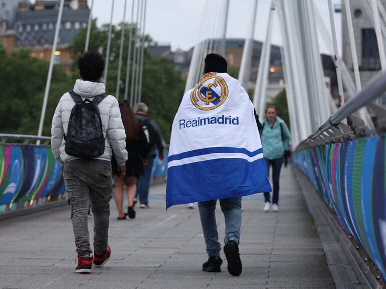 Un hincha con la bandera del Real Madrid en la previa de la final de la Champions League contra el Borussia Dortmund en el estadio Wembley, en Londres.