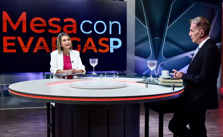 Monica Recalde Ministra de MTESS en el programa Mesa con Enrique Vargas Peña hablando sobre ley de Superintendencia de Pensiones y Jubilaciones.