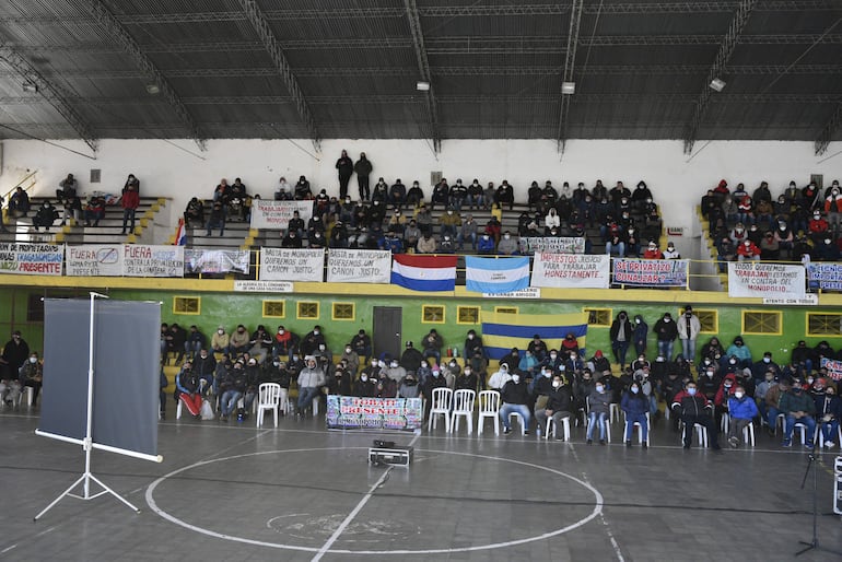 Explotadores e importadores de tragamonedas siguieron la sesión del Senado en un polideportivo ubicado en el barrio Sajonia de Asunción.