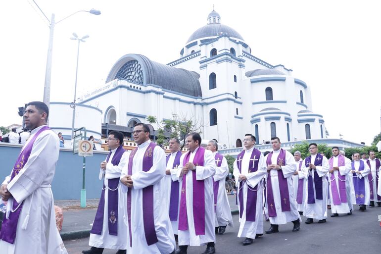 La peregrinación del Clero estuvo presente en la misa de la virgen de Caacupé.