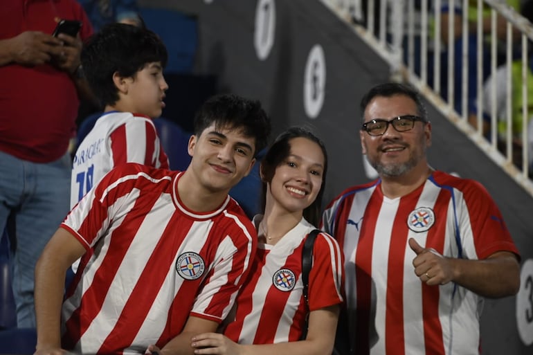 Los hinchas paraguayos en el estadio Defensores del Chaco en la previa del partido frente a Venezuela por las Eliminatorias Sudamericanas 2026.