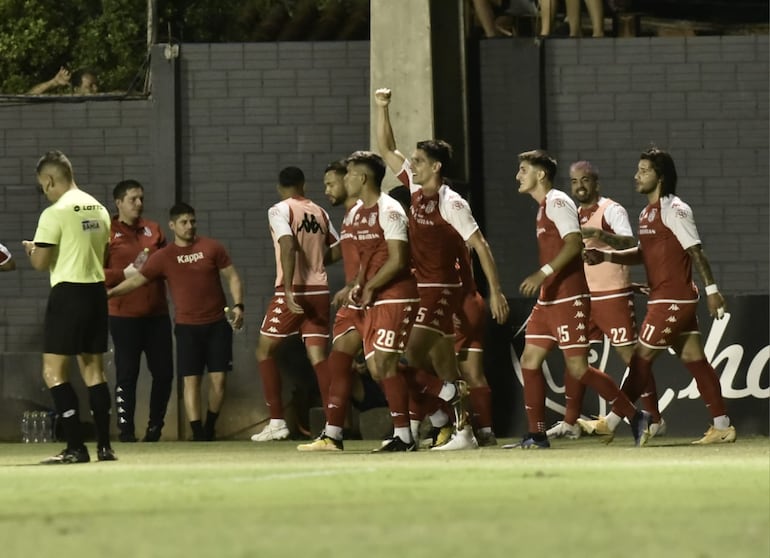 Walter Rodríguez, de General Caballero JLM, celebra su gol ante el Sportivo Trinidense en el Martín Torres.