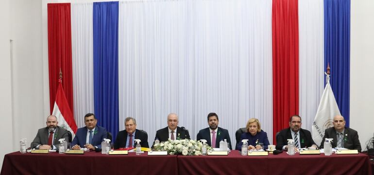 Enrique Berni Brítez. Edgar Olmedo, Eugenio Jiménez Rolón, Gustavo Miranda, Gerardo Bobadilla, Alicia Pucheta, Edgar Idalino López y César Augusto Ruffinelli, miembros del Consejo de la Magistratura.