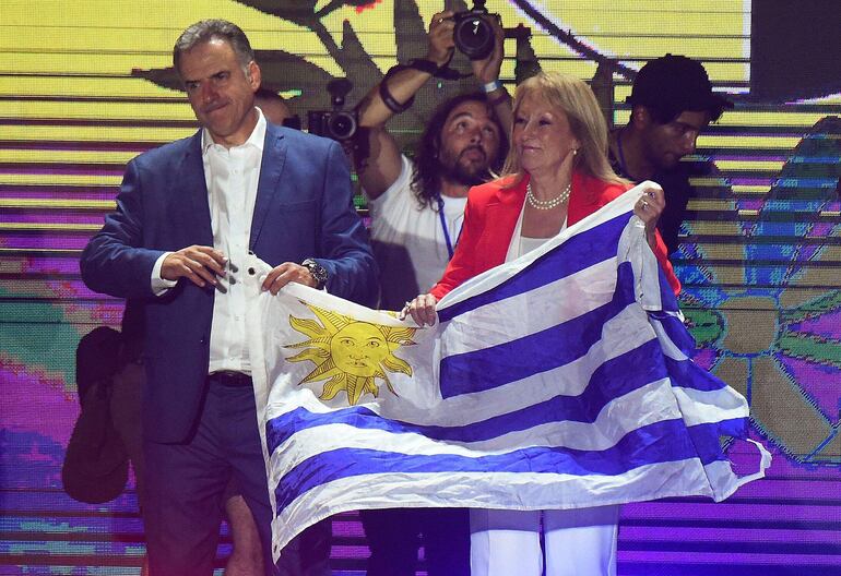 El presidente electo de Uruguay, Yamandú Orsi, y su compañera de fórmula presidencial, Carolina Cosse.