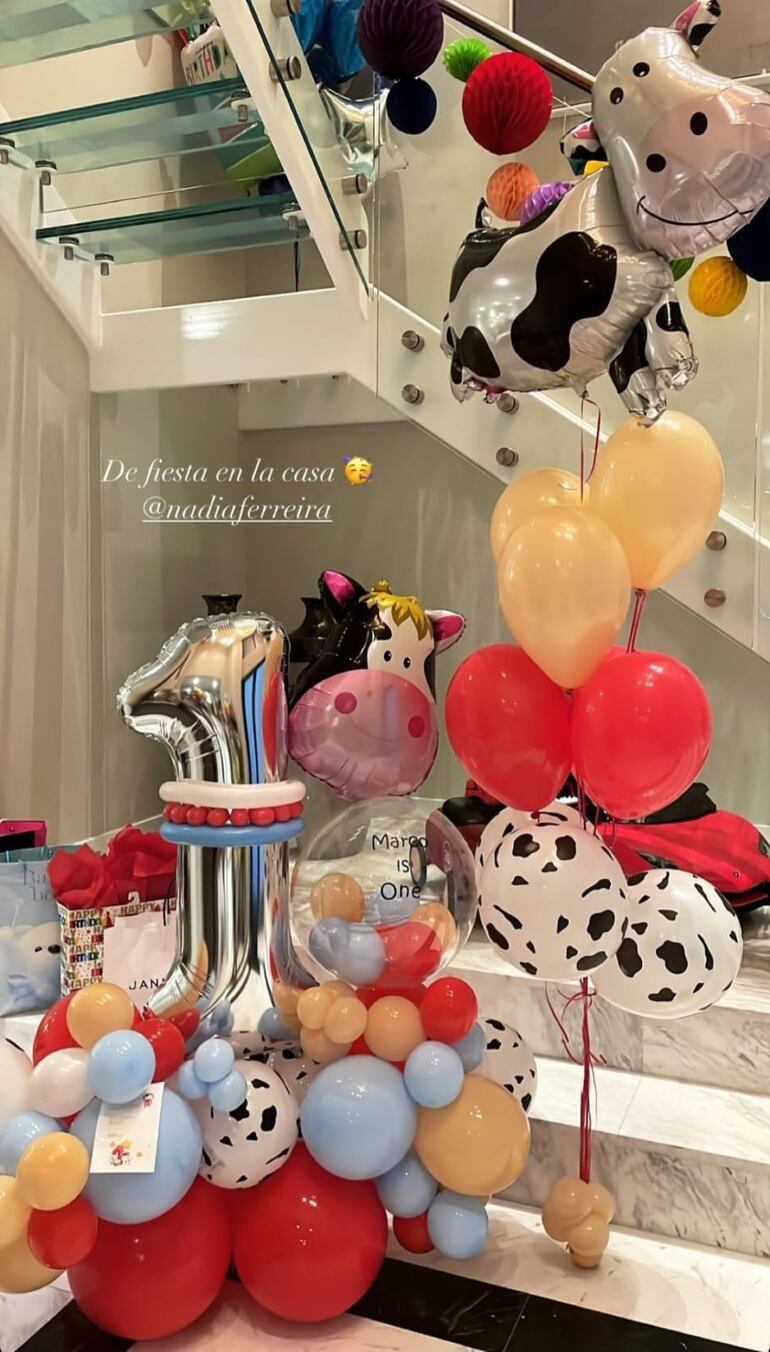 La casa de Nadia Ferreira y Marc Anthoy se llenó de globos para celebrar el primer añito de Marquito. (Instagram/Nadia Ferreira)