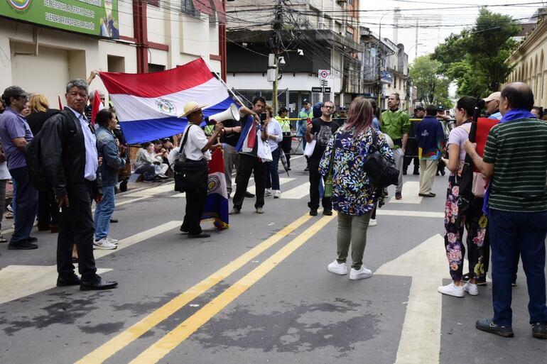 Manifestantes frente al Congreso