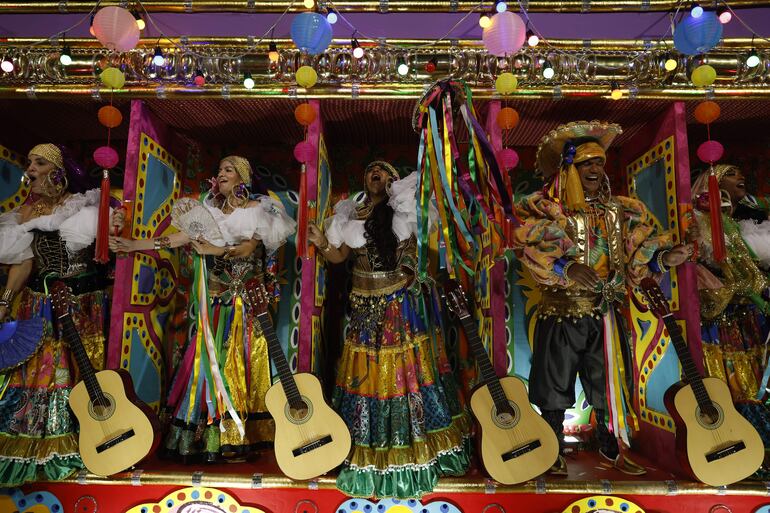 Bailando y cantando sin parar los miembros de las escuelas de samba brillaron en su tradicional desfile. 