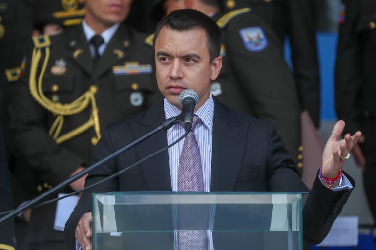 El presidente de Ecuador, Daniel Noboa, pronuncia un discurso durante un acto de entrega de chalecos, radios, y otros nuevos equipamientos para la Policía con motivo del conflicto armado interno declarado contra el crimen organizado, en la Escuela de Policía en Quito (Ecuador). EFE/José Jácome