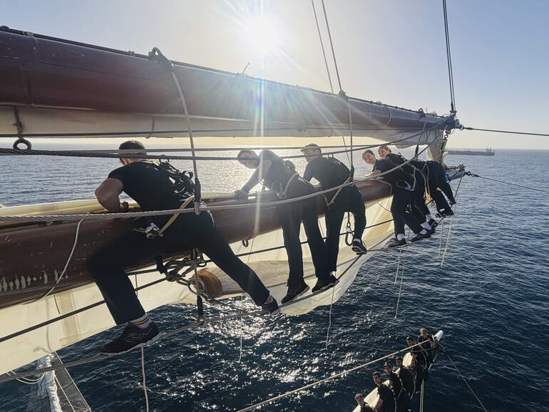 La princesa Leonor con sus compañeros en plena faena con las velas. El buque escuela de la Armada Española, que comenzó su 97 crucero de instrucción desde el puerto de Cádiz (sur) el 11 de enero, ha hecho escala en el archipiélago canario antes de continuar con su ruta a Salvador de Bahía (Brasil), a donde se prevé que llegue tras 22 días de viaje por el Atlántico. 