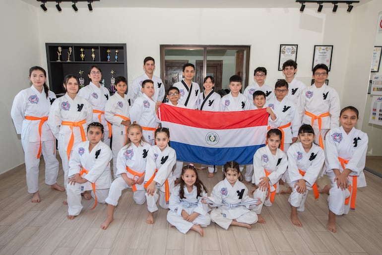 Los competidores de la Academia Glow Kick Martial Arts.