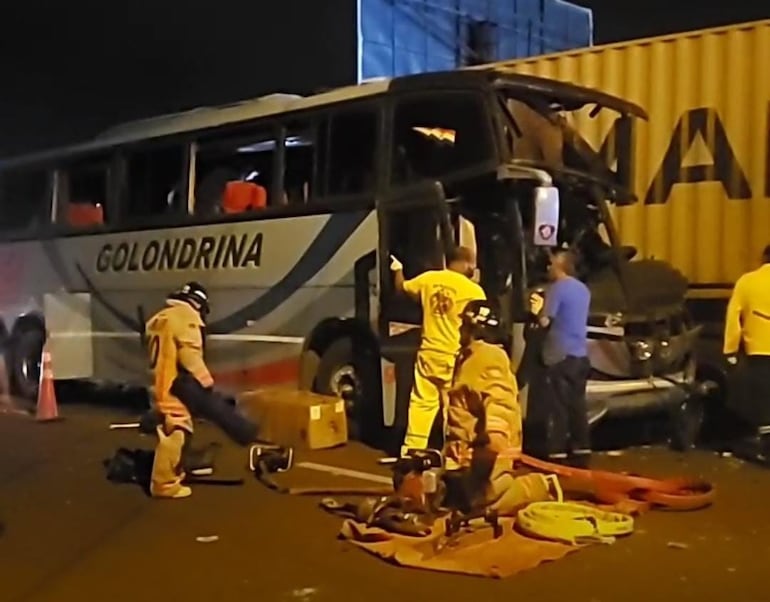 Un grave accidente ocurrió en Ypacaraí, en donde se vieron involucrados un bus de larga distancia y un camión de gran porte.