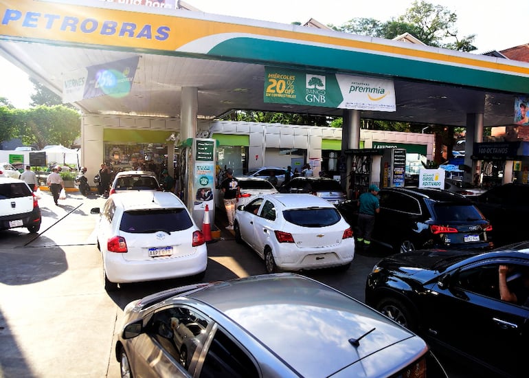 Varios automovilistas aprovecharon la promo de Petrobras el lunes último en 75 estaciones de servicio adheridas.