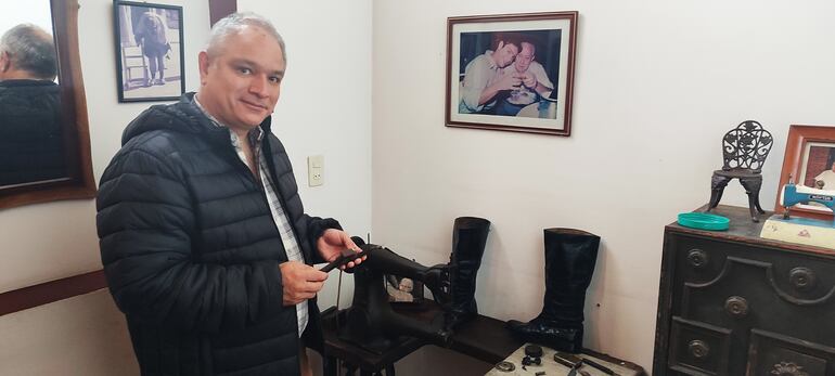 El Dr. Jorge Matiauda, en un rincón especial de su hogar, donde atesora herramientas de su abuelo, el zapatero remendón don Chepe Zarza. Al fondo, una foto del cumpleaños número 25 del dueño de casa, brindando con su abuelo, don Chepé.