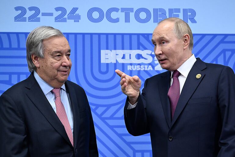 El secretario general de la ONU, Antonio Guterres, junto al presidente ruso Vladimir Putin durante la cumbre de BRICS.
